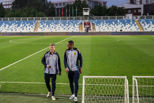 head coach Jon Dahl Tomasson and Isak Hien of the Swedish