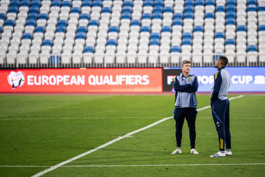 head coach Jon Dahl Tomasson and Isak Hien of the Swedish