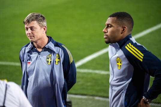 head coach Jon Dahl Tomasson and Isak Hien of the Swedish