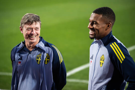 head coach Jon Dahl Tomasson and Isak Hien of the Swedish
