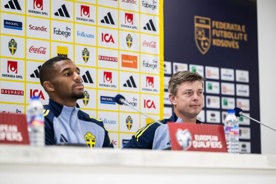 Isak Hien and head coach Jon Dahl Tomasson of the Swedish