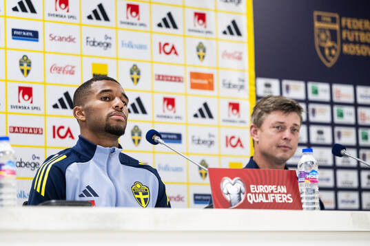 Isak Hien and head coach Jon Dahl Tomasson of the Swedish