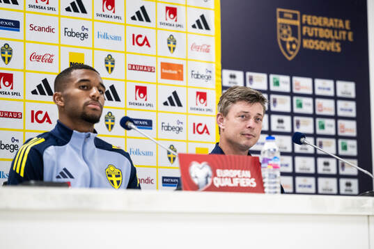 Isak Hien and head coach Jon Dahl Tomasson of the Swedish