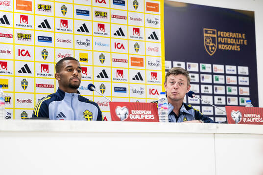 Isak Hien and head coach Jon Dahl Tomasson of the Swedish