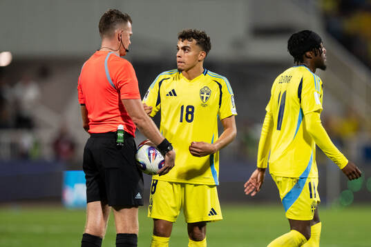 Referee Allard Lindhout and Yasin Ayari of Sweden