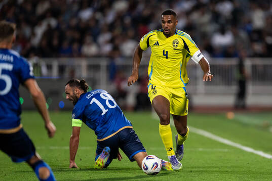 Vedat Muriqi of Kosovo and Isak Hien of Sweden