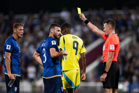 Alexander Isak and Referee Allard Lindhout