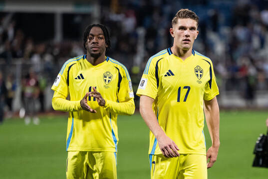 Anthony Elanga and Viktor Gyökeres of Sweden look dejected