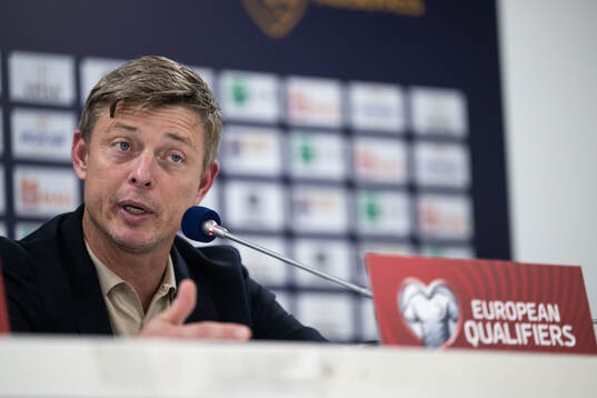 Head coach Jon Dahl Tomasson of Sweden