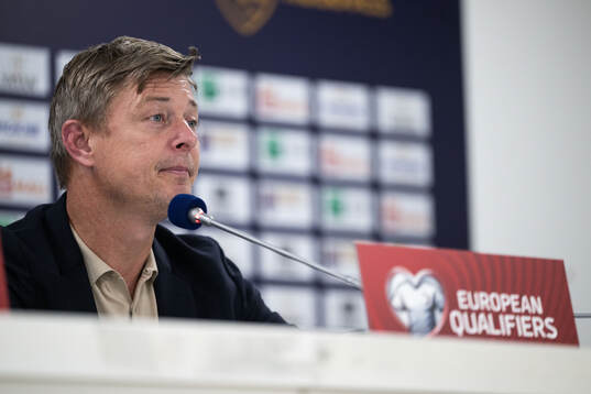 Head coach Jon Dahl Tomasson of Sweden