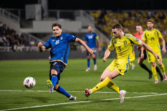 Florent Muslija of Kosovo and Gabriel Gudmundsson of Sweden