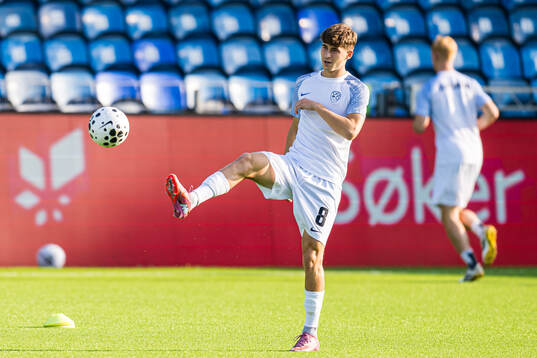 Beno Selan of Slovenia warms up