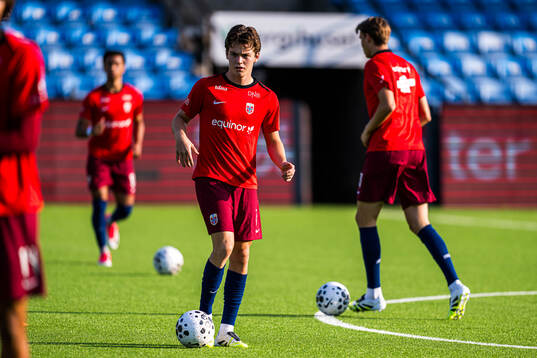 Sverre Halseth Nypan of Norway warms up