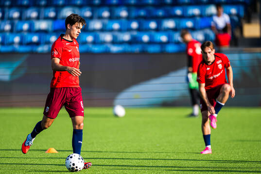 Magnus Riisnæs of Norway warms up