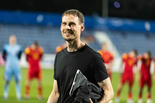 Head coach Daniel Bäckström of Sweden