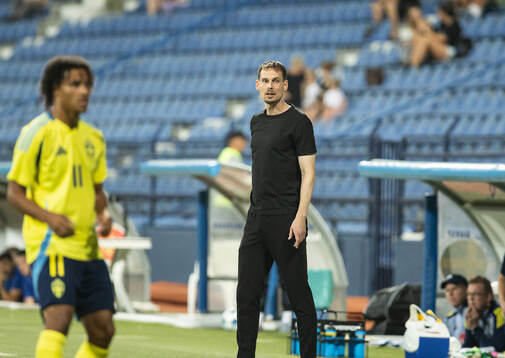 Head coach Daniel Bäckström of Sweden