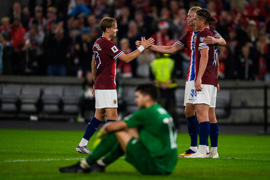 Sander Berge celebrates