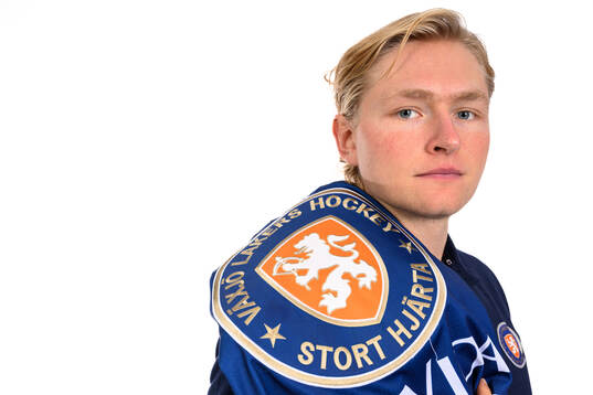 Växjö Lakers målvakt Ludvig Persson posersr för ett