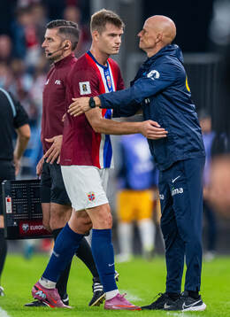 Alexander Sørloth and head coach Ståle Solbakken of Norway