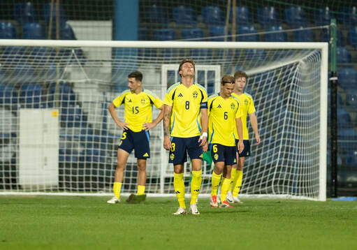 Players of Sweden look dejected
