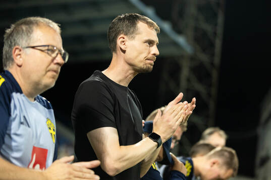 Head coach Daniel Bäckström of Sweden