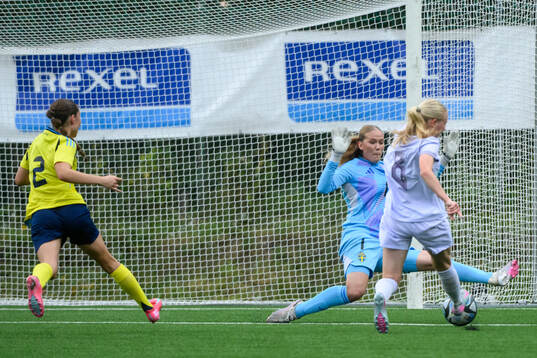 Norges Stine Ariell Klæbo-Solemdal gör 0-1 på Sveriges