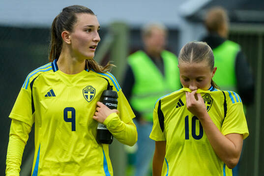 Sveriges Rona Krasniqi och Fanny Peterson