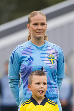 Sveriges målvakt Hanna Karlsson innan F16-landskampen i