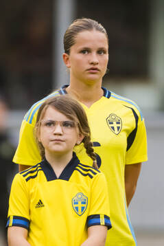 Sveriges Ella Edstrand innan F16-landskampen i fotboll