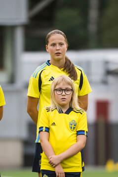Sveriges Edit Rautio innan F16-landskampen i fotboll mellan