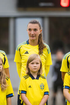 Sveriges Rona Krasniqi innan F16-landskampen i fotboll