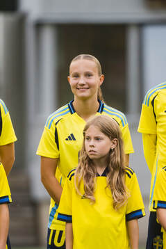 Sveriges Fanny Peterson innan F16-landskampen i fotboll