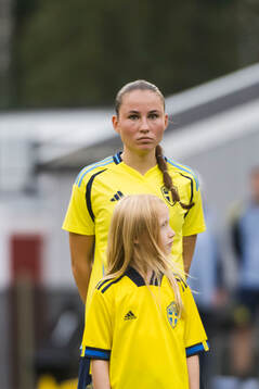 Sveriges Ebba Hertzell innan F16-landskampen i fotboll