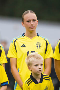 Sveriges Lovisa Breland innan F16-landskampen i fotboll