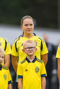 Sveriges Edit Rautio innan F16-landskampen i fotboll mellan