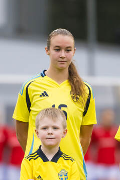 Sveriges Lilian Häggkvist innan F16-landskampen i fotboll