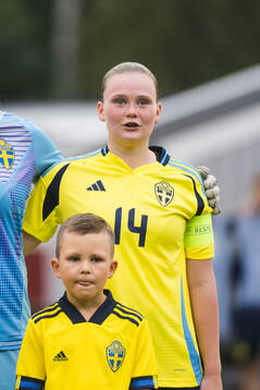 Sveriges Ellie Junetoft innan F16-landskampen i fotboll
