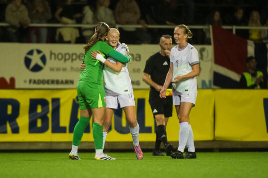 Norges målvakt Erla Braathen och Marie Krogsæter