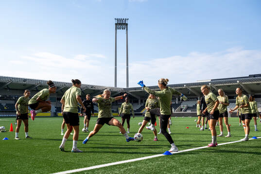 Alice Bergström and goalkeeper Jennifer Falk of Häcken