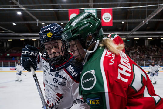 Linköpings Emma Johnson och Frölundas Ella Thorbard