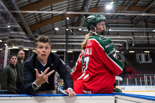 Frölundas tränare Erika Holst och Sanni Rantala