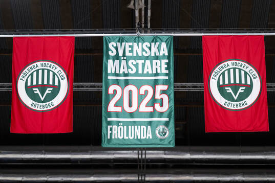 Svenska Mästare-flaggan hissad i taket