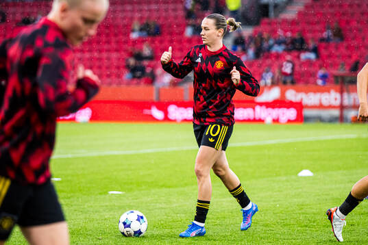 Elisabeth Terland of Manchester United warms up
