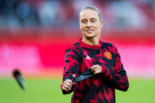 Lisa Naalsund of Manchester United warms up
