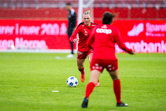 Karoline Haugland of Brann warms up