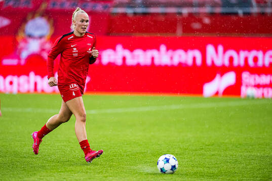 Maria Thorisdottir of Brann warms up
