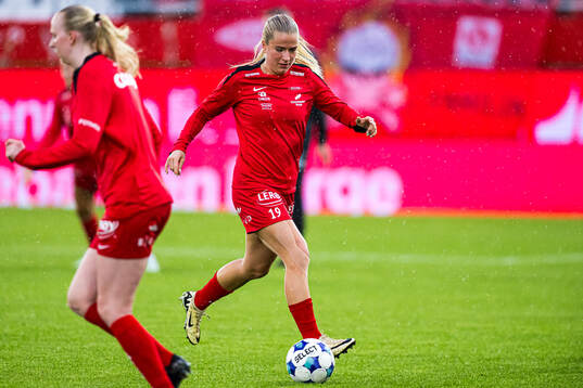 Monica Isaksen of Brann warms up