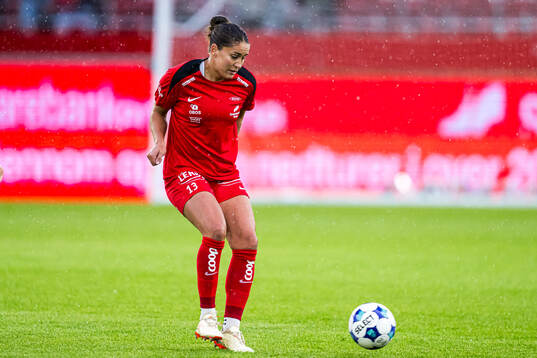 Brenna Lovera of Brann warms up