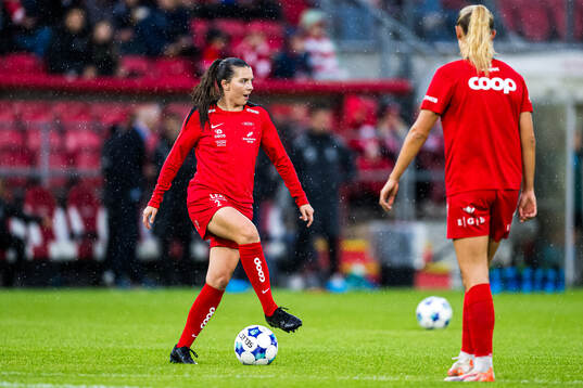 Cecilie Redisch Kvamme of Brann warms up