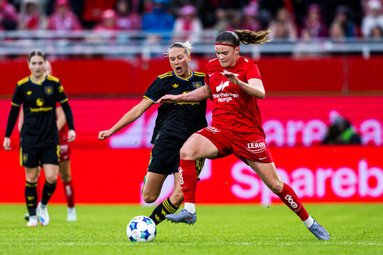 Lisa Naalsund of Manchester United and Signe Gaupset of